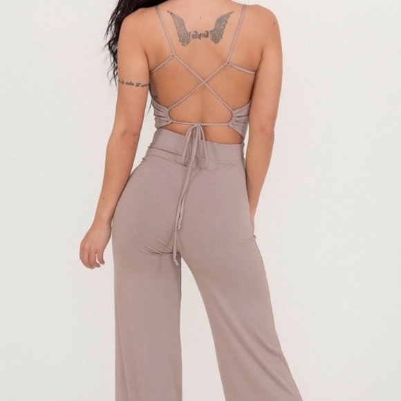 ๐๏ธ Sleeveless Strappy Backside Jumpsuit - Picture 3 of 6